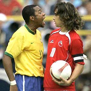http://quetetraicione.files.wordpress.com/2008/07/copa_america_brasil_vs_chile_robinho.jpg